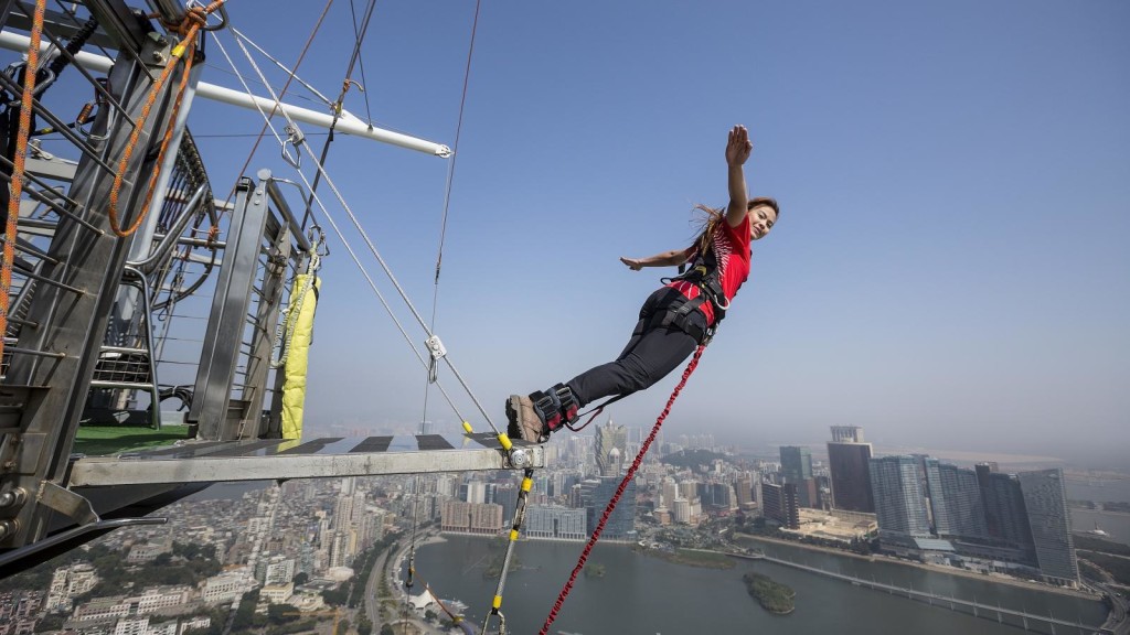 CroppedFocusedImage160090094-65-Bungy-Myles-on-platform-fc20150123macau519842