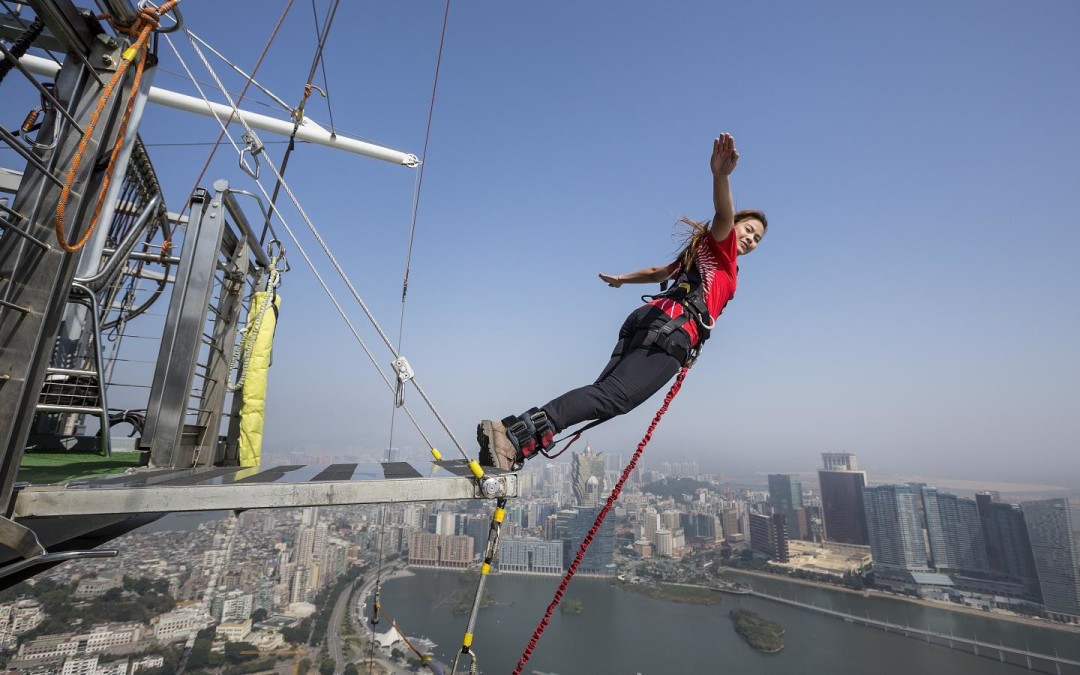 Conheça os bungee jumps mais radicais do mundo Para os amantes dos esportes radicais, apresentamos uma lista dos mais desafiadores saltos ao redor do planeta